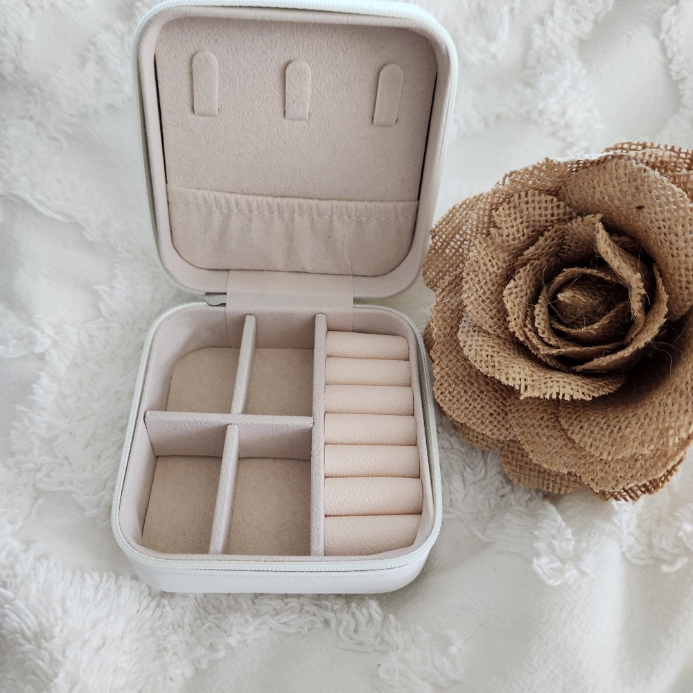 NWT White Travel Jewelery Case with Zipper Closure. Slots for rings and sections